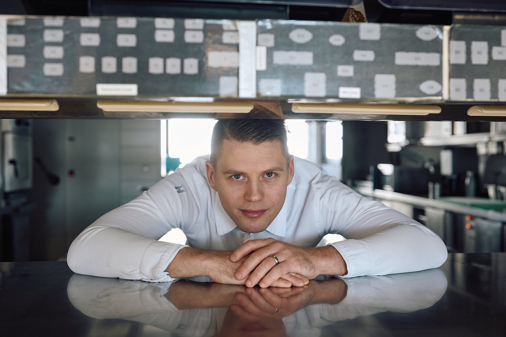 Cornelius Speinle in der Küche