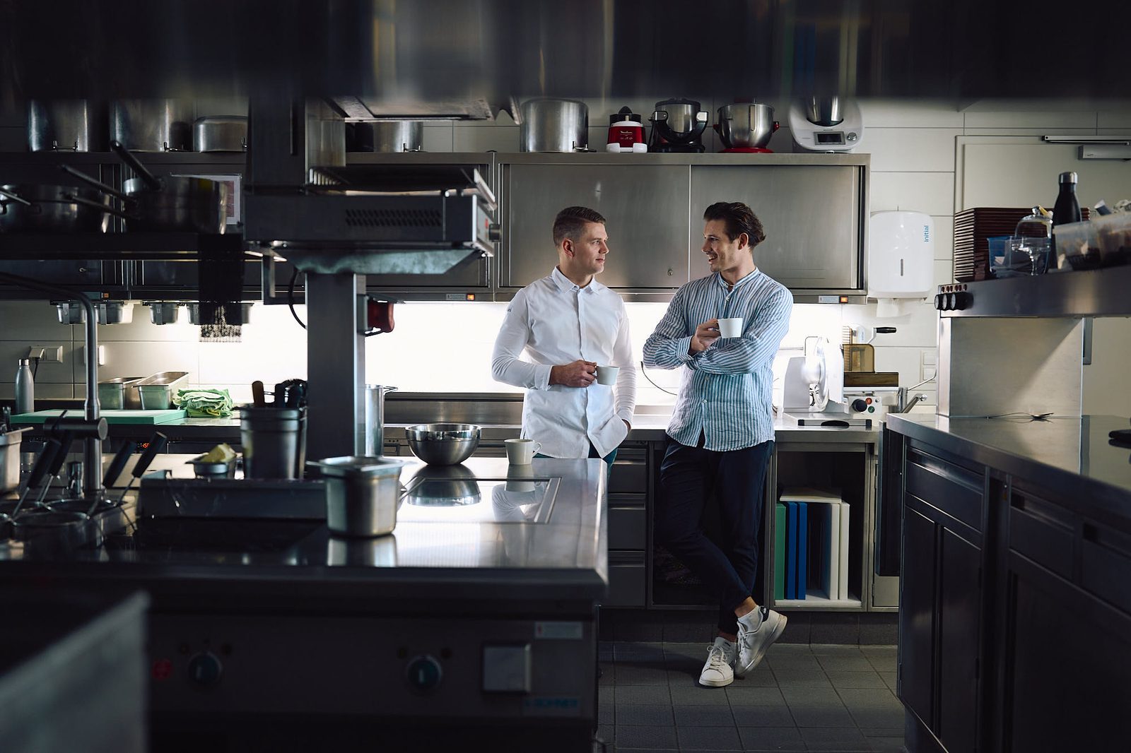 Cornelius Speinle im Gespräch mit einem Gastronomen in der Küche