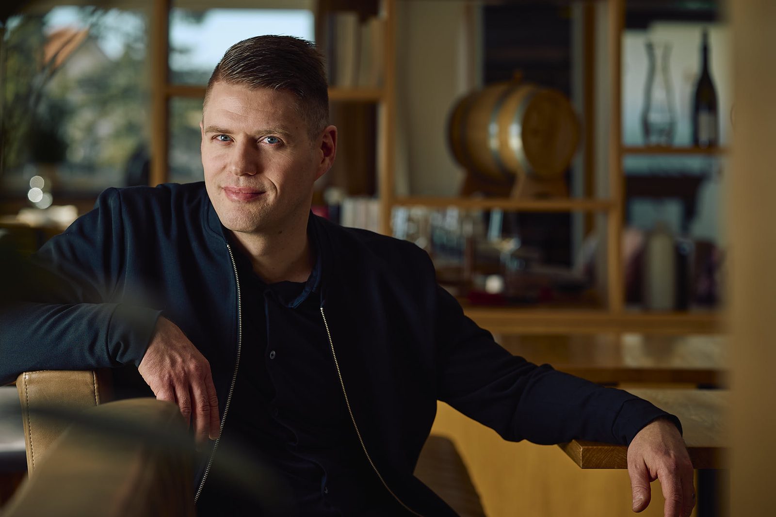 Cornelius Speinle im Gastraum eines Hotels
